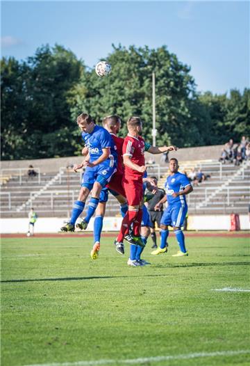 Im letzten von drei Spielen des Blitzturniers machten die Jungs vom FC Eintracht Cuxhaven ihrem Gastgeber dem OSC Bremerhaven ordentlich Druck und konnten letztlich den Sieg erringen. Foto: Hartmann