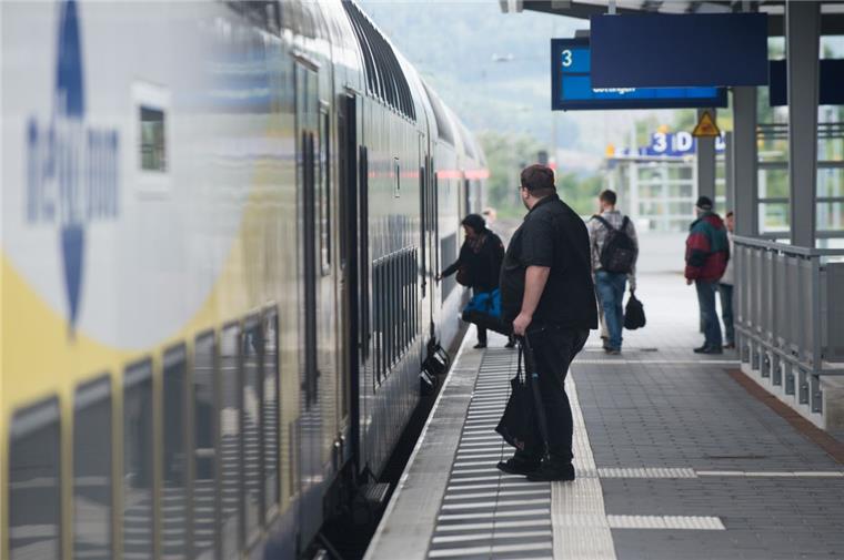 Wie durch ein Wunder: Mann wird von Zug überrollt - und überlebt Im Lüneburger Bahnhof ist ein Mann von einem Metronom überrollt worden.