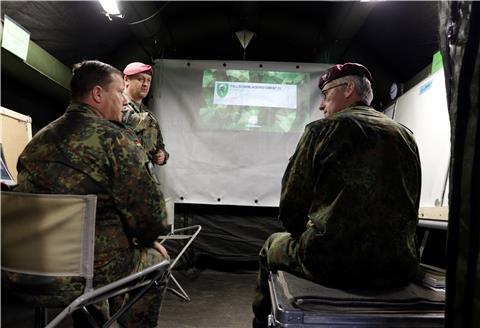 Im Luftlandegefechtsstand: Oberst Jens Arlt (rechts) beim Antrittsbesuch in Seedorf im Gespräch mit dem Kommandeur des hier stationierten Fallschirmjägerregiments 31.