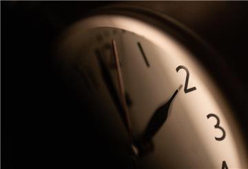 Eine Uhr. Der Zeiger steht auf 2 Uhr. Im März beginnt die Sommerzeit, dann wird die Uhr eine Stunde vorgestellt. 