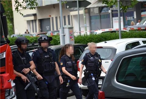 Im Mai 2022 waren Schüsse am Lloyd-Gymnasium gefallen: Einsatzkräfte der Polizei rückten an.