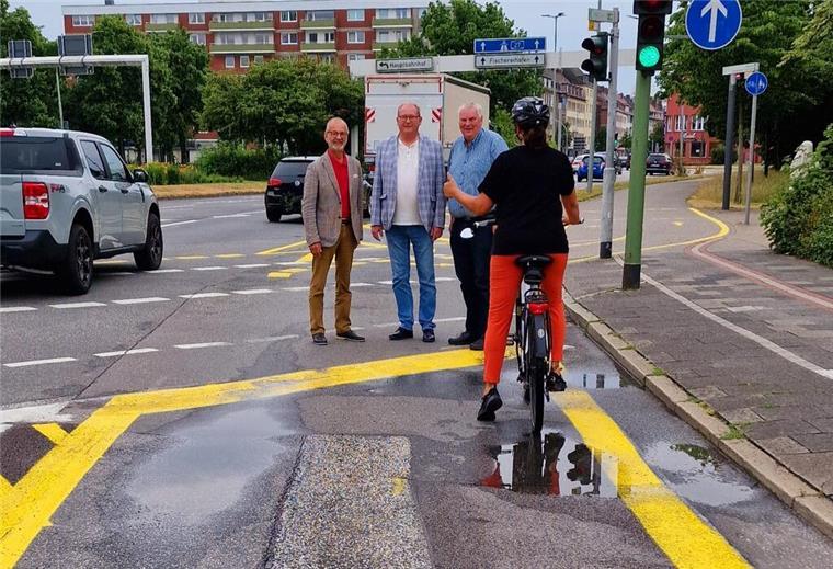 Kennedybrücke: Radweg wird verlängert Im Mai ist der Radfahrstreifen auf der Kennedybrücke fertiggestellt worden - Jetzt geht er in die Verlängerung.