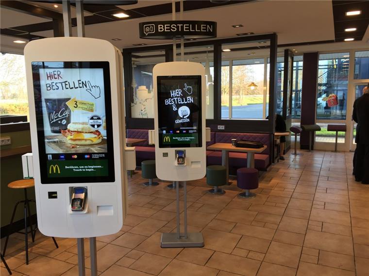 McDonald's in Nordenham hat wieder geöffnet Im McDonald‘s-Restaurant in Nordenham kann nun an Touch-Screen-Terminals bestellt werden.