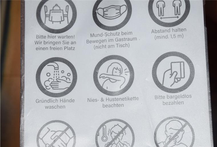 Im Millenium liegen auf den Tischen die Corona-Regeln aus.