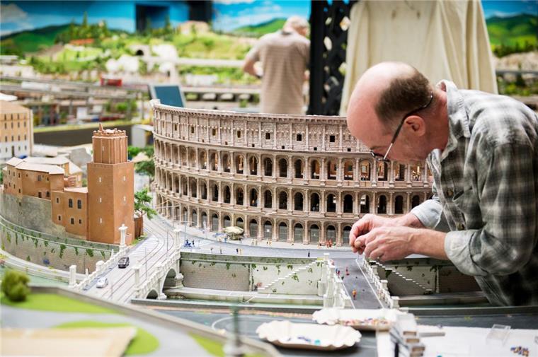 Im "Miniatur Wunderland" in Hamburg  gibt es jetzt einen Italien-Bereich. Hier bastelt ein Mitarbeiter an der Nachbildung des Kolosseums.