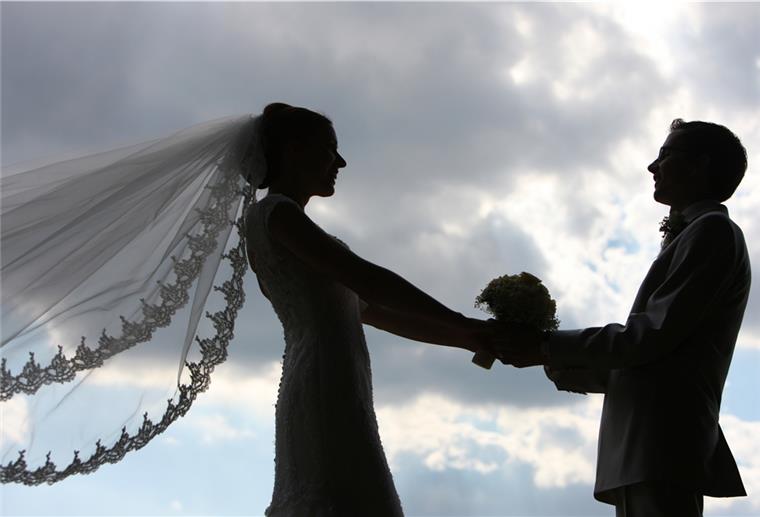 Im Moment kann jedes Bundesland für sich selbst regeln, wie viele Menschen zu einer Hochzeit eingeladen werden dürfen.