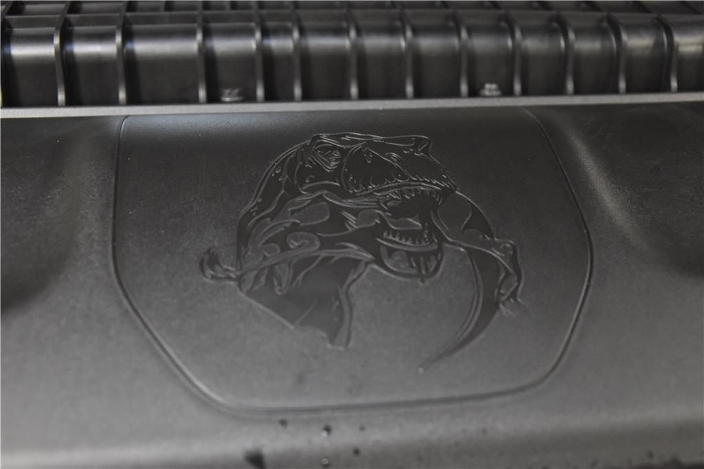 Im Motor eines RAM TREX frisst der große Saurier einen Raptor - Anspielung auf e...