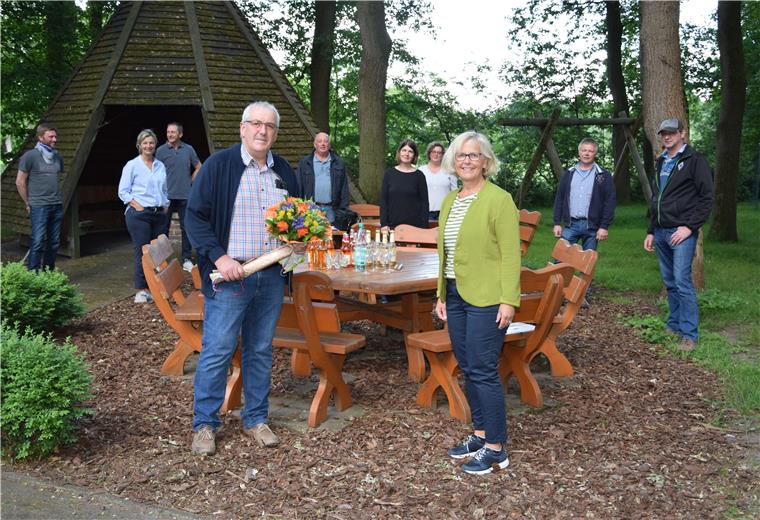 Im Namen des Gemeinderates: Bürgermeisterin Ulrike Ringen verabschiedete Hans-Hermann Otten, der viele Jahre mit Herzblut als Hausmeister das Rockstedter "Haus im Löh" und dessen Außenbereich in Ordnung gehalten hatte.