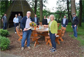 Im Namen des Gemeinderates: Bürgermeisterin Ulrike Ringen verabschiedete Hans-Hermann Otten, der viele Jahre mit Herzblut als Hausmeister das Rockstedter "Haus im Löh" und dessen Außenbereich in Ordnung gehalten hatte.