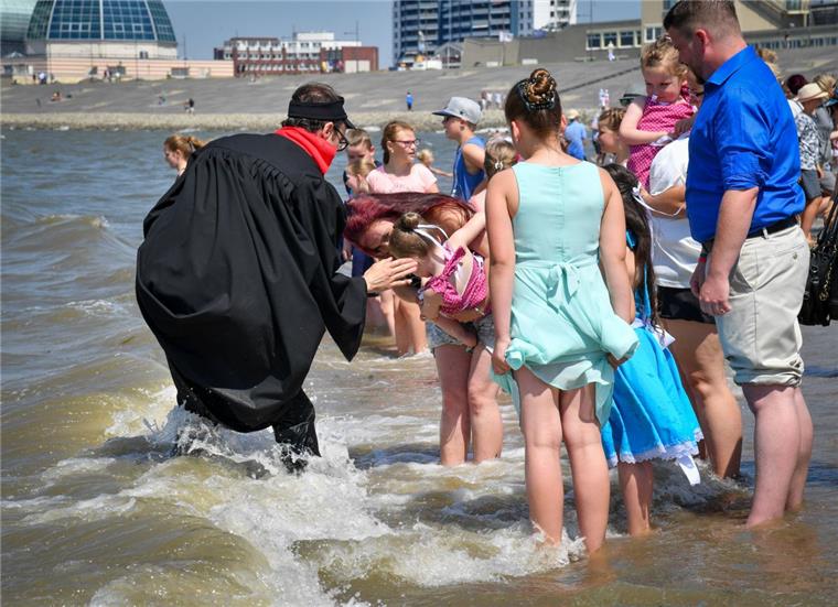 Riesen-Tauffest am Weserstrand in Bremerhaven Im Namen des Herren: 86Täuflinge erhielten am Sonntag in der Weser den Segen Gottes.
