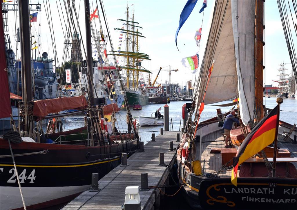 Im Neuen Hafen liegen beim Seestadtfest viele Schiffe. Foto: Scheschonka