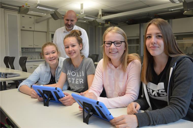 Im Niedersächsischen Internatsgymnasium in Bad Bederkesa sind Tablets ein selbstverständlicher Bestandteil vieler Unterrichtsfächer, zeigen (von links) Lea Kattau, Luisa Habenicht, Juline Grimm und Nele Rümper und im Hintergrund Chemielehrer Dr. Thomas Appel. Doch in Prüfungen hat man sie bislang noch nicht eingesetzt. Ein neuer Erlass des Niedersächsischen Kultusministeriums räumt diese Möglichkeit jetzt ein.