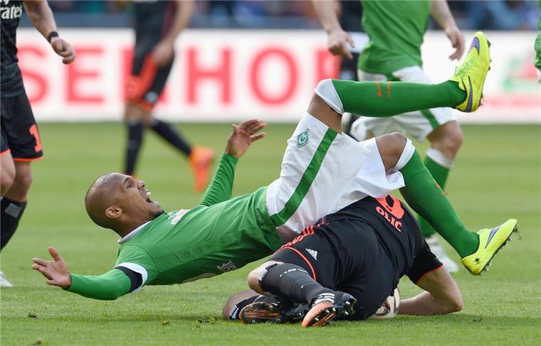 Im Nordderby geht es meist zur Sache. Hier beharken sich Werder-Verteidiger Theodor Gebre Selassie (links) und HSV-Stürmer Ivica Olic.