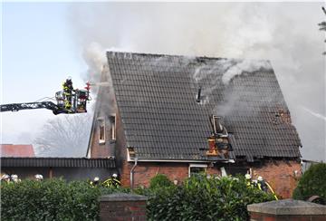 Im Nordenhamer Stadtteil Hoffe versucht die Feuerwehr am Freitagnachmittag, ein brennendes Einfamilienhaus zu löschen.