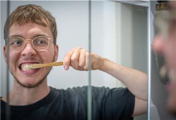 Volontär Jannik Sauer putzt sich mit Bambuszahnbürste und Zahnputz-Tabs die Zähne. 
