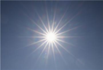 Die Sonne scheint am blauen Himmel.