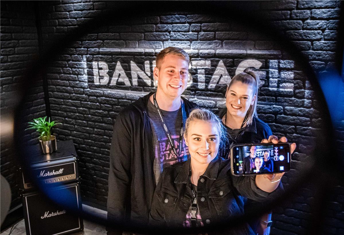Volksbank Bremerhaven-Cuxland: „Bankstage“ für die junge Zielgruppe Im November 2019 eröffnete die Volksbank ihre neue Bankfiliale unter der Marke "Bankstage". Chris Bubbel, Jasmin Mahncke und Julia Przybilowski (von links) waren mit anderen Auszubildenden für das Filialprojekt verantwortlich.