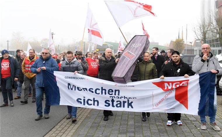 Gewerkschaft: Verhandlungen mit "Nordsee" gescheitert Im November demonstrierten Mitarbeiter und Betriebsräte im Fischreihafen in Bremerhaven.