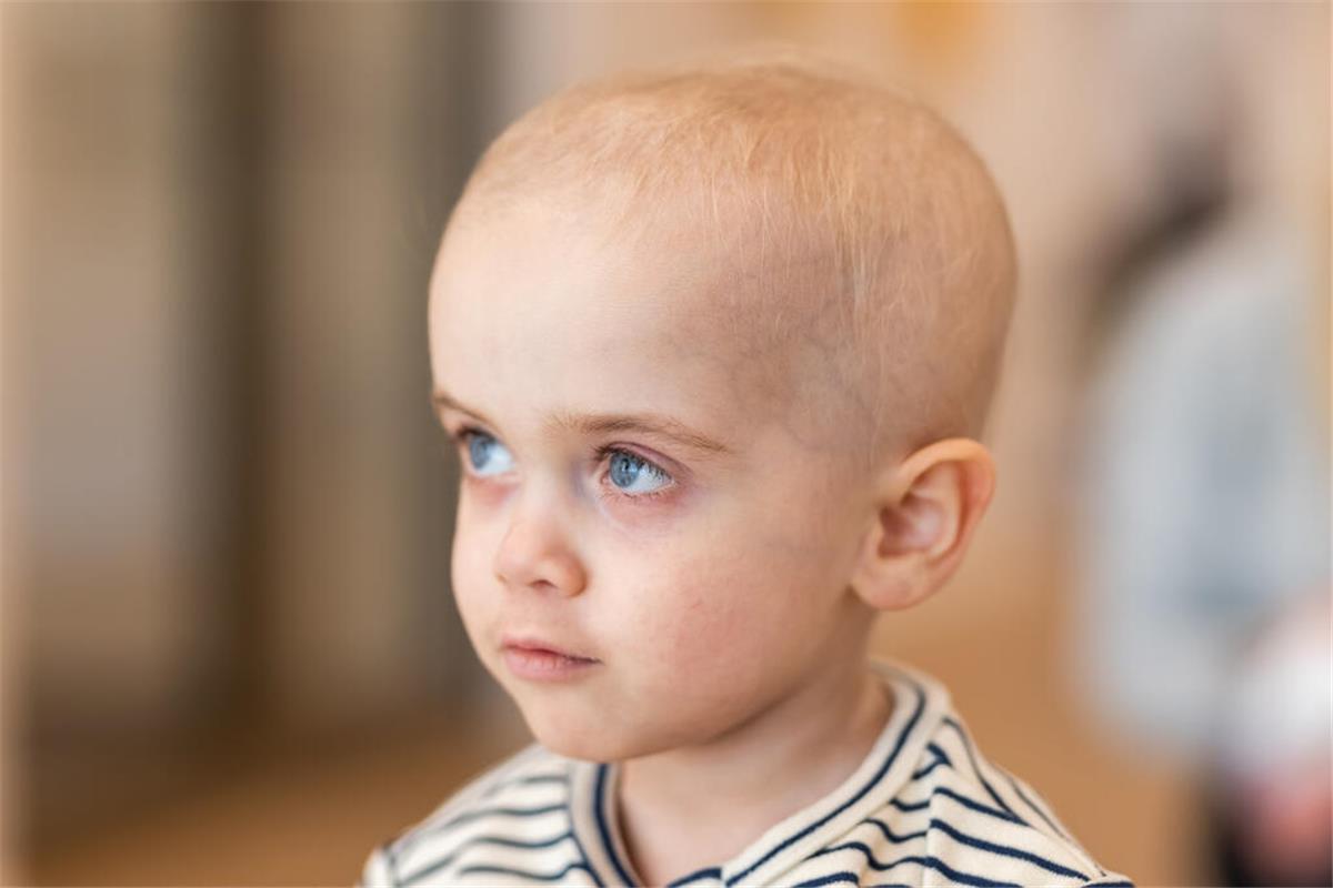 Seine Krankheit galt als unheilbar: Jetzt ist der kleine Finn aus Bremerhaven wieder gesund Im November hat Finn seine Chemotherapie in der Kinder- und Jugendklinik des Universitätsklinikums Freiburg begonnen, nachdem ein passender Stammzellspender gefunden wurde. Bisher haben die Stammzellen gut angeschlagen.