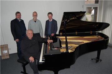 Im Paul-Gerhardt-Haus steht nun ein neuer Konzertflügel. Über das Instrument freuen sich (hinten von links) Pastor Hans-Martin Röker, Kreiskantor Gebhard von Hirschhausen und Pastor Christian Egts sowie (am Klavier) Kurt Seibert. Er wird den Flügel mit einem Konzert einweihen.