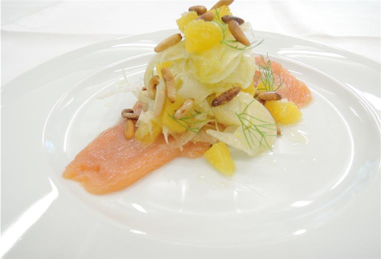 Im PIER6 wird hausgebeizter Lachs an Orangen-Fenchel-Salat mit gerösteten Pinienkernen serviert.