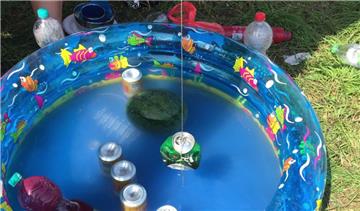 Im Planschbecken schwimmen keine Kinder. Hier werden Bierdosen gekühlt.