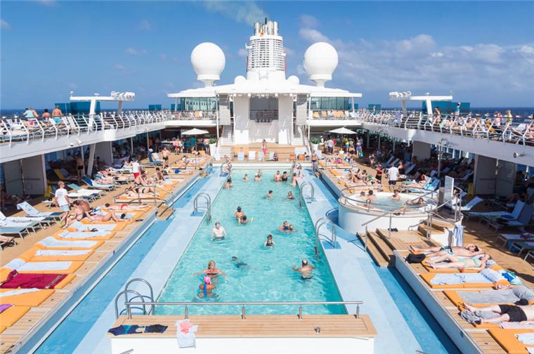 „Mein Schiff 3“ und „Deutschland“ machen in Bremerhaven fest Im Pool an Bord der "Mein Schiff 3" kann man es sehr gut aushalten.