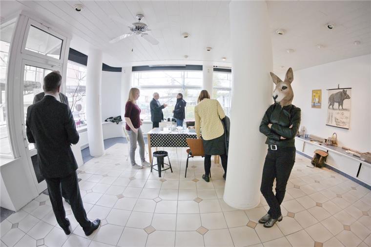 Mit Pop-up-Läden gegen den Ladenleerstand in der "Bürger" Im Pop-up-Laden in der „Bürger“ 126 ist das Kampagnenbüro für die „Springflut“-Aktion eingezogen. Kampagnentier ist das lässig an einen Pfeiler gelehnte Känguru, dass junge Kreative dazu ermutigen möchte, mit ihm den Sprung in die Selbstständigkeit zu wagen. Foto pr