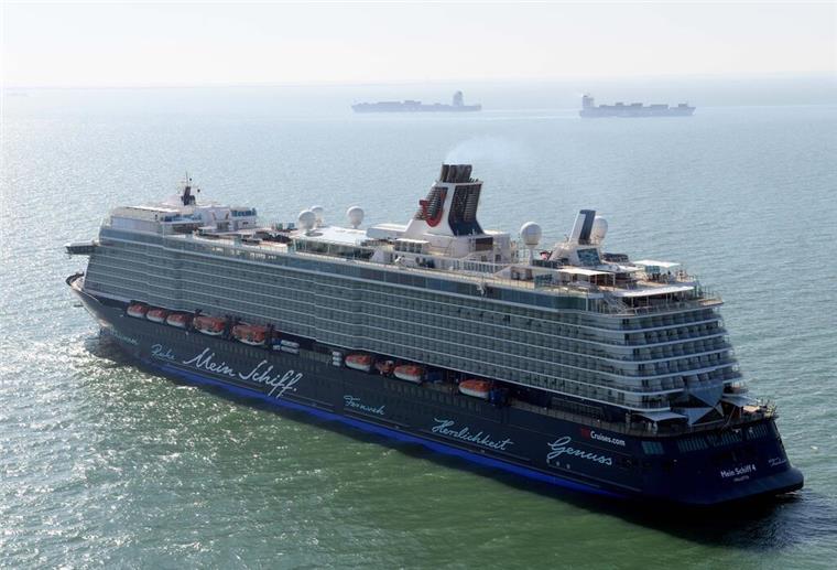 Queere Themenreise „Bunte Horizonte“ auf „Mein Schiff 4“ mit prominenten Gästen Die "Mein Schiff 4" vor Wangerooge