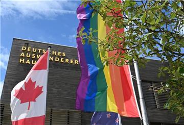 Inklusive Regenbogenflagge vor dem Deutschen Auswandererhaus