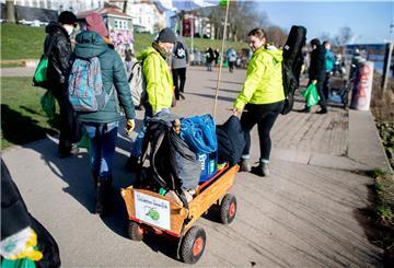 Im Rahmen einer Kohltour haben Mitglieder des BUND Abfall am Bremer Osterdeich und am Stadtwerder entfernt und mit dem Bollerwagen abgefahren. 