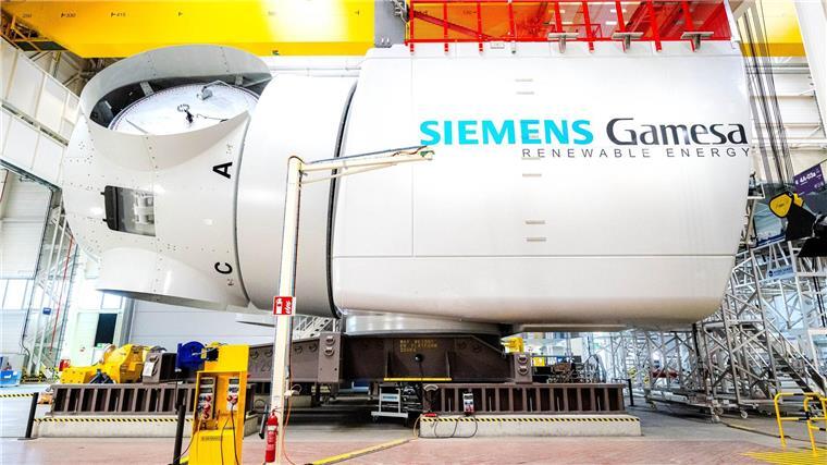 Im Rahmen seiner Veranstaltungsreihe „Werkstatt des Wandels“, die strukturelle Veränderungen der Gesellschaft und deren Auswirkungen beleuchten soll, hat Bundespräsident Frank-Walter Steinmeier das Unternehmen Siemens Gamesa in Cuxhaven besucht. Dort werden Maschinenhäuser für Windparks auf dem Meer produziert.