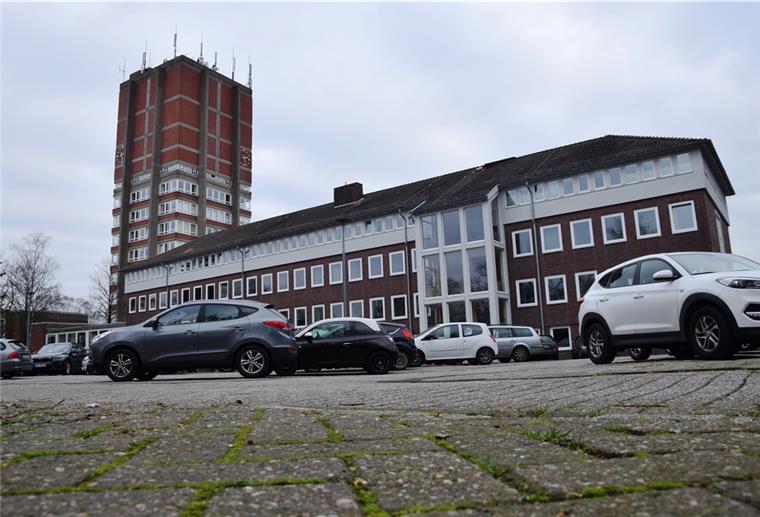 Im Rathaus und Rathausturm arbeitet ein Teil der Beschäftigten bei der Stadt. Insgesamt hatte sie 2019 373 Mitarbeiterinnen und Mitarbeiter.