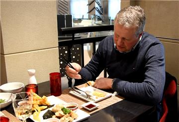 Im Restaurant Izumi gibt es traditionelle asiatische Gerichte.