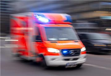 Im Rettungswagen musste der 28-Jährige notversorgt werden. Jetzt schwebt er in Lebensgefahr.