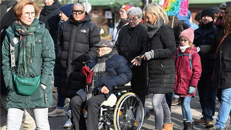 Holocaust-Überlebender demonstriert mit Hunderten in Leer Im Rollstuhl folgte der Holocaust-Überlebende Weinberg bei der Kundgebung einem Zug durch die Innenstadt von Leer.