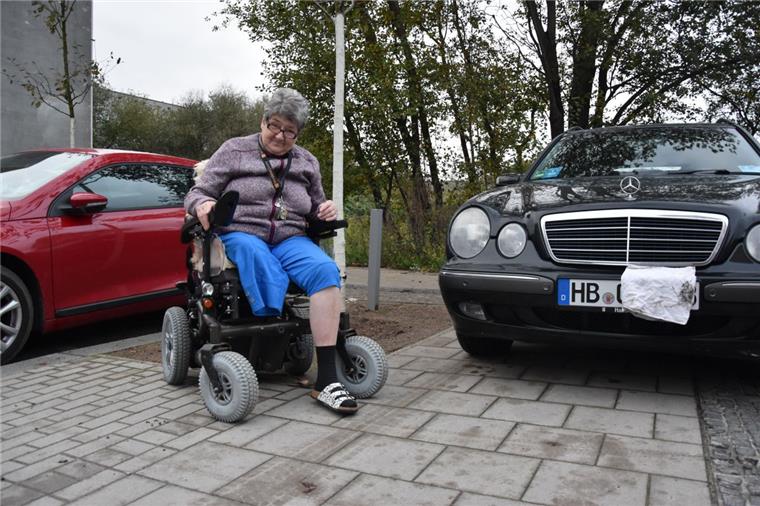 Im Scharnhorstgebiet wird häufig so auf dem Gehweg geparkt, dass Rollstuhlfahrer nicht mehr daran vorbei fahren können.