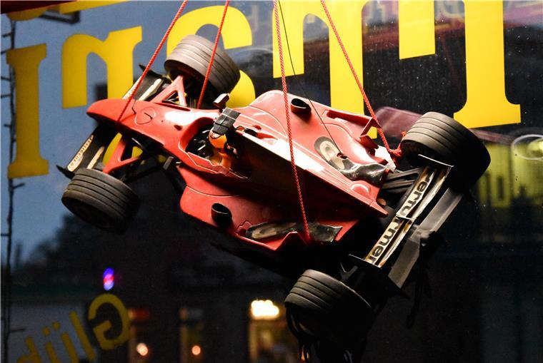 Video-Story: Steht die kultige Ferrari-Kneipe vor dem Aus? Im Schaufenster der Ferrari-Kneipe hängt ein Formel-1-Auto.