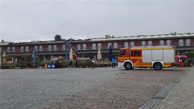 Sturm Xavier: Feuerwehr muss Dach im Schaufenster Fischereihafen sichern Im Schaufenster Fischereihafen muss die Feuerwehr ein Dach sichern.