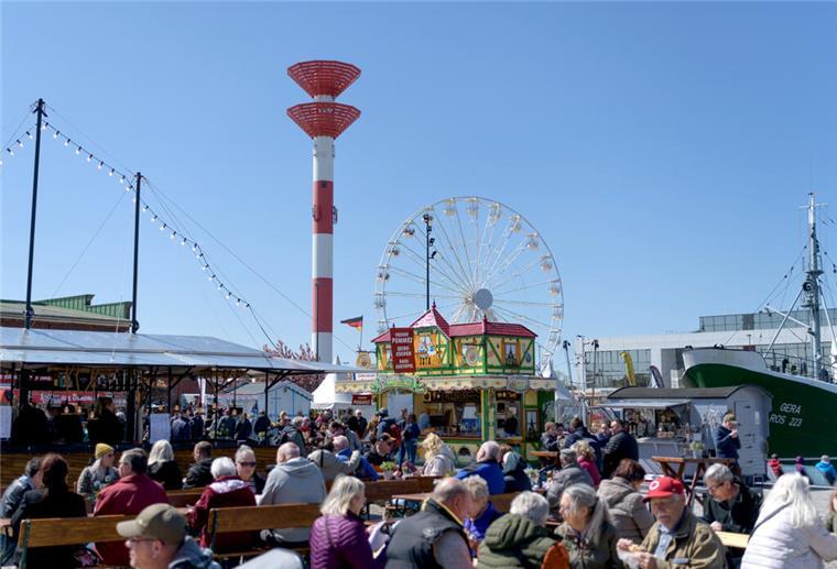 Im Schaufenster steht auch ein Riesenrad.