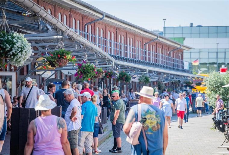 Bremerhavener Matjestage bei bestem Sommerwetter: So lief der Samstag Im Schaufenster tummeln sich die Besucher bei besten Sommerwetter.