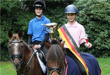 Im schleswig-holsteinischen Rendsburg wurde Tomke von Waaden (links) in der Altersklasse unter zwölf Jahre Zweite hinter Jasmin Kleinebrahn (rechts), die ebenfalls für den Jader RC reitet.