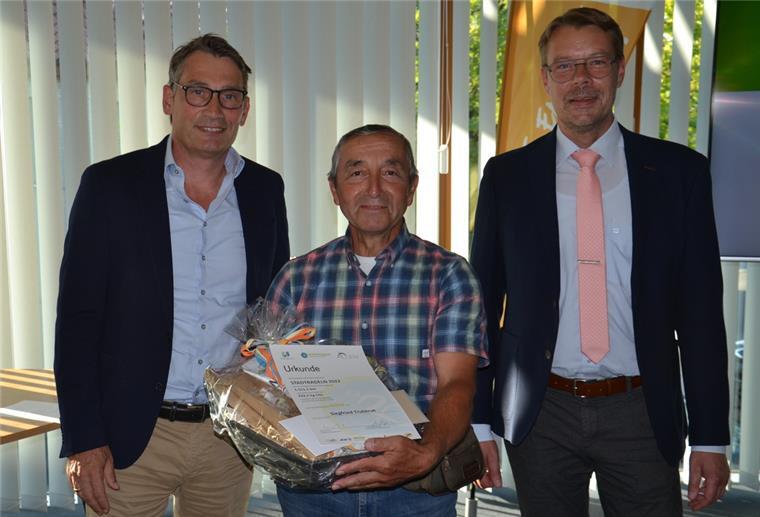 Sie radeln zweimal um die Erde Im Schnitt war Siegfried Trutenat vom 4. bis 24. Mai täglich 51,5 Kilometer mit seinem Rad unterwegs. Mit 1511 gefahrenen Kilometern legte er die weiteste Entfernung zurück. Dafür zeichneten ihn Marcel Meggender (links) und Henning Fricke (rechts) aus.