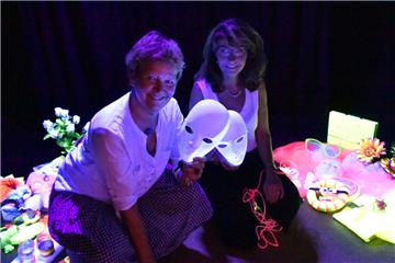 Im Schwarzlichttheater, einem der Räume der Projektwohnung "Manege 13", können Kinder spielen und proben. Über die Eröffnung freuen sich Quartiersmeistern Brigitte Hawelka und Karin Treu vom Arbeitsförderungszentrum.