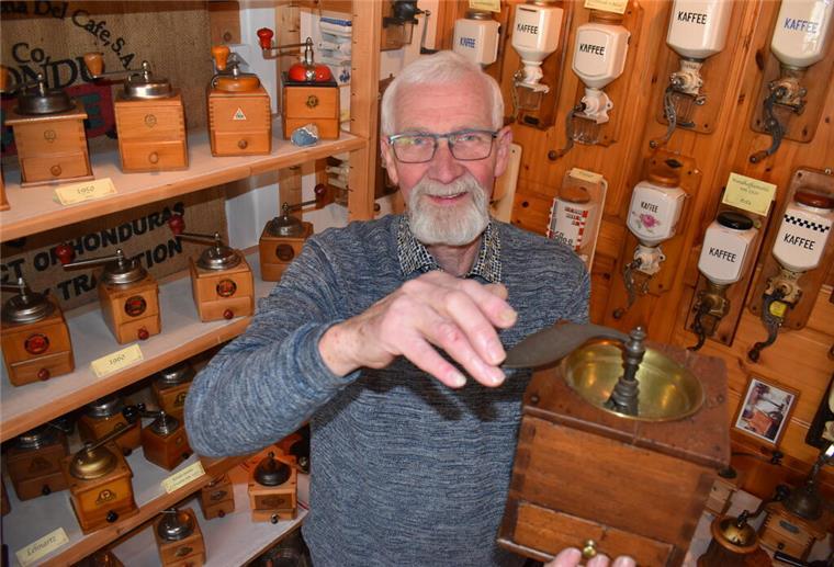  Im seinem Museum in Bramstedt präsentiert Harald Sawatzki  seine älteste Kaffeemühle von 1824. Sie war ein Hochzeitsgeschenk für ein Brautpaar. 