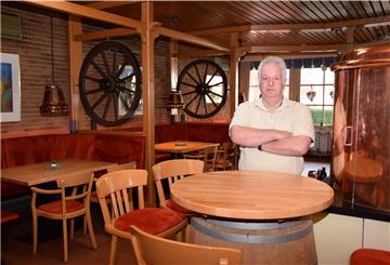 Im seit Monaten leeren Gastraum: Holger Gehrmann aus Selsingen, Vorsitzender des Dehoga-Kreisverbandes Bremervörde, wünscht sich frühzeitige und klarere Vorgaben, wie es für die Branche weitergehen soll.