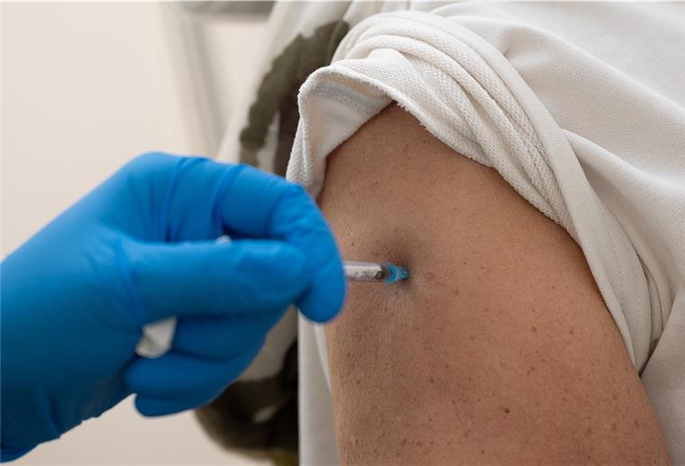 Streit um Freigabe von Astrazeneca Im Senat gibt es offensichtlich unterschiedliche Auffassungen darüber, ob die Hausärzte Astrazeneca außerhalb der Priorisierung verimpfen sollen. Foto: Gollnow/dpa