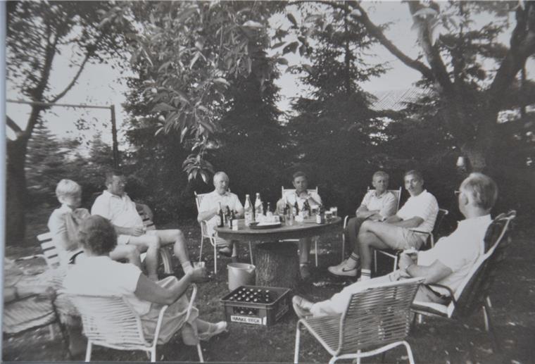 Zeven und die Geschichte des „Charlottenwegs“ Männer und Frauen sitzen im Sommer 1986 in einem Garten um einen Tisch.