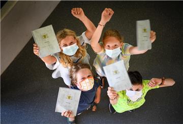 Im Sommer 2020 konnten Schülerinnen und Schüler ihr Zeugnis noch in der Klasse bekommen. Doch bei den Halbjahrszeugnissen setzen die Schulen nun auch den Postversand oder die Abholung nach Terminvereinbarung.