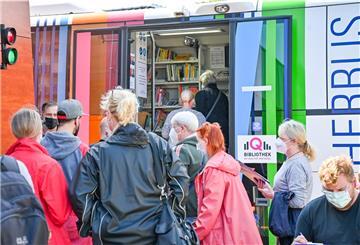 Im Sommer 2021 war der Andrang noch groß: Mobiles Impfen im und am Bücherbus bei der Loxstedter Feuerwehr.